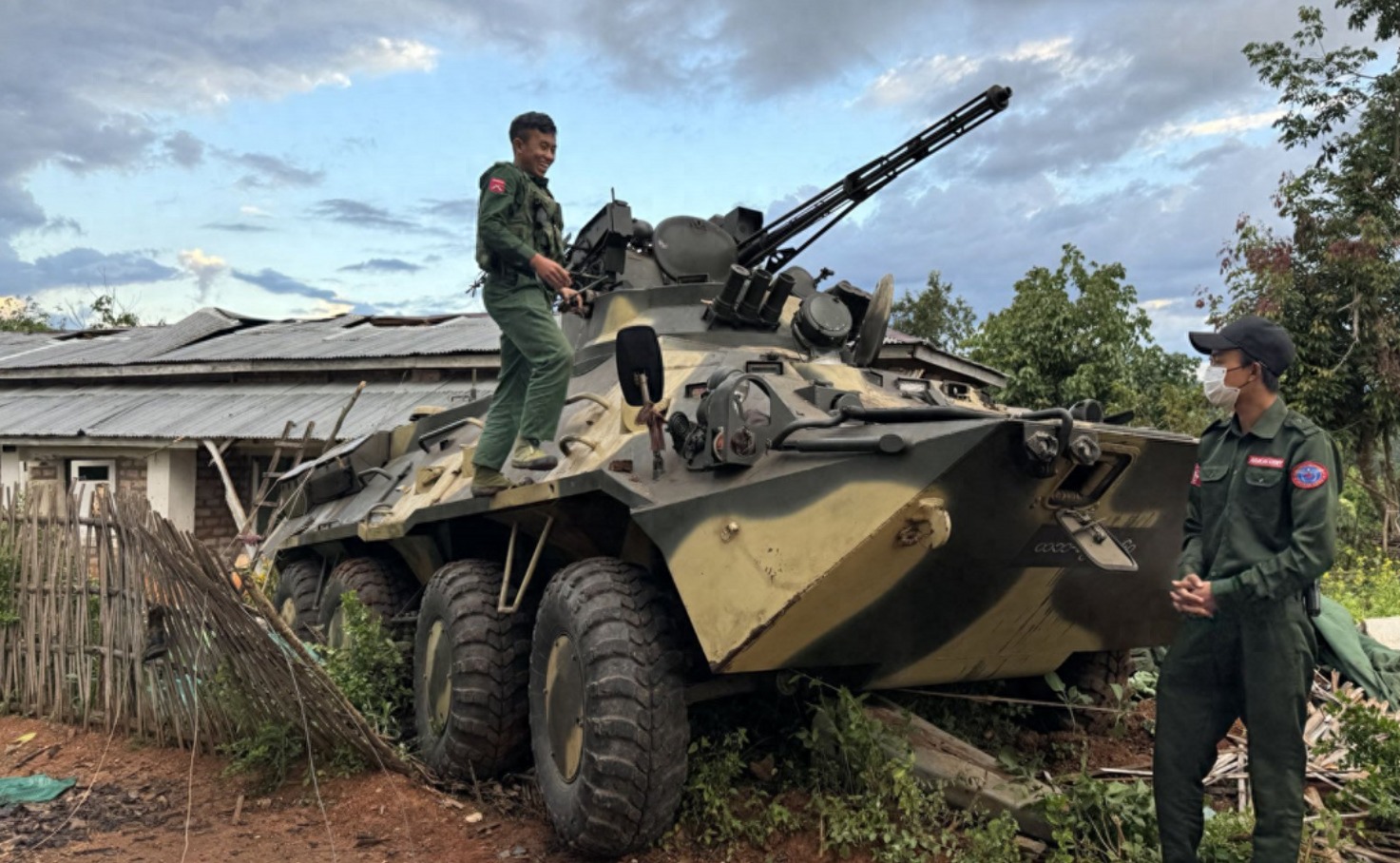 陆上实战演训还在继续，中国海军又有新动向，缅北战局性质有变？解放军实战演训还在继