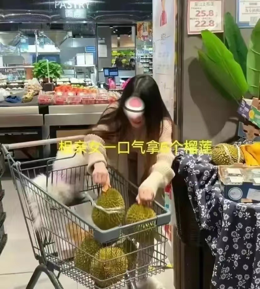 谁愿意当个大冤种！
近日，湖南的一名男子与女孩相亲逛超市时，发现女孩拿六个榴莲进