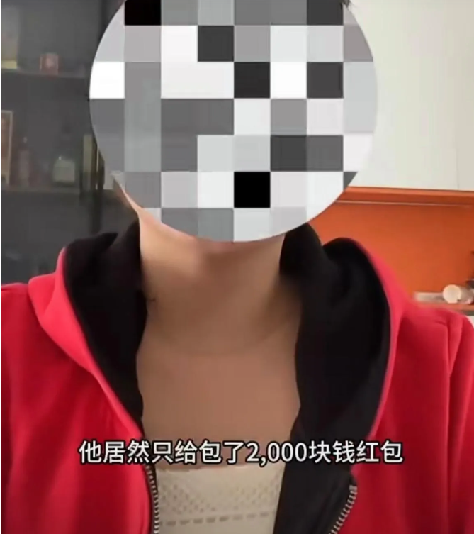 月薪高达5万的姑姑侄子周岁只给了2000，孩子妈妈发视频说钱已退回，姑姑也不认了