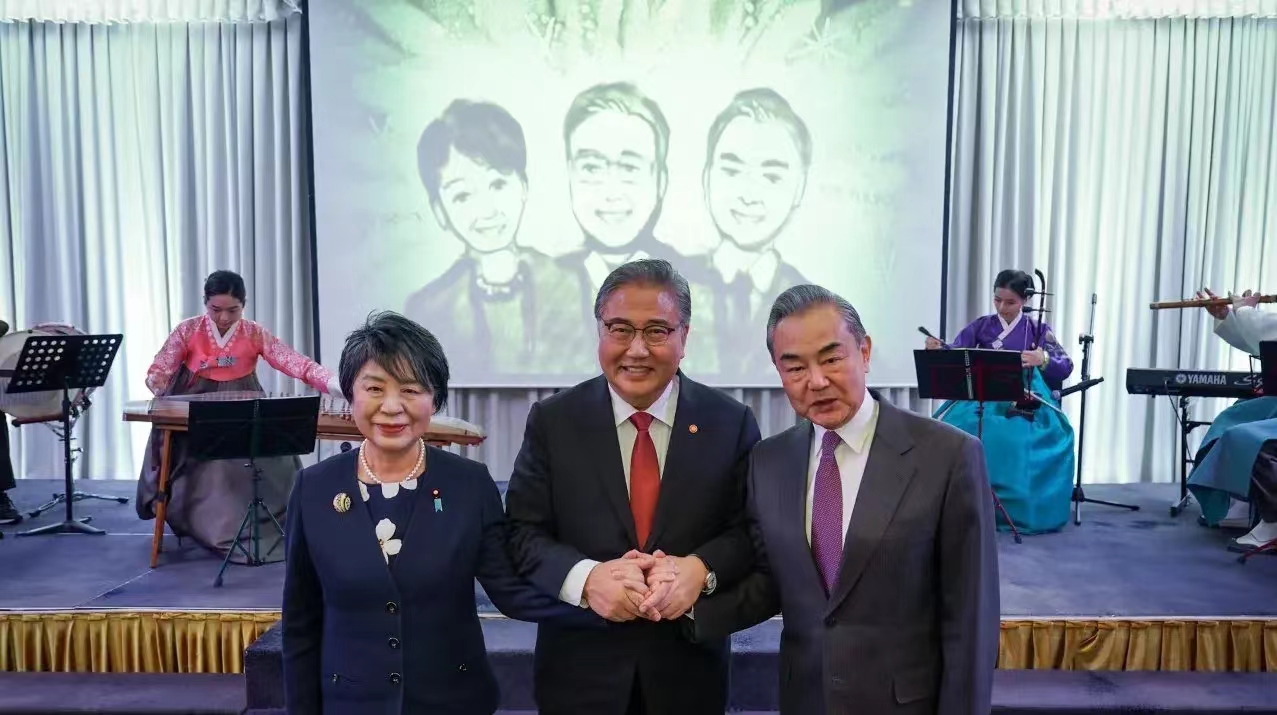 中日韩三国外长会晤，韩日两国外长无时无刻不在争抢C位！尤其韩国外长朴振作为东道主