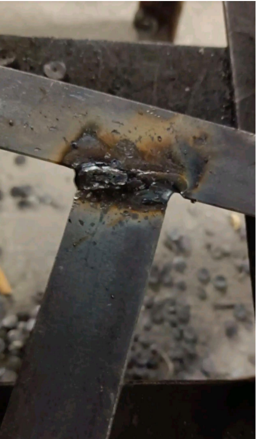 准备靠电焊吃饭，没想到到个厂里，做了几个焊接，被嘲讽是鸟拉屎！

我虽然不是专业