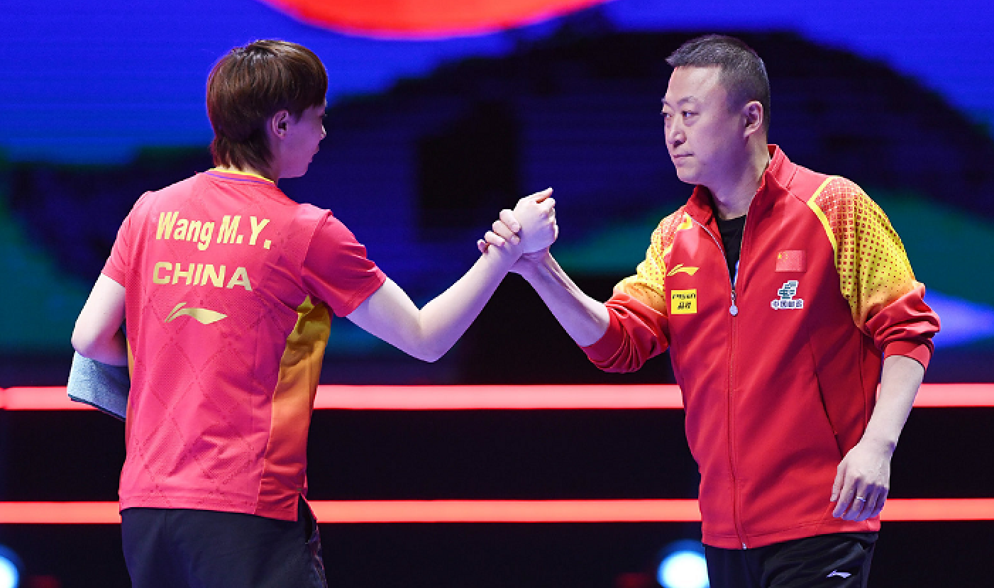 冲上热搜！国乒女团首胜太惊险，马琳遭批，赛后与孙颖莎击掌
国乒女团在釜山团体世乒