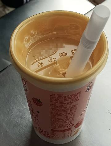 这么多年的奶茶好像白喝了
惊呆了…和同学逛超市她把盖子直接压进去了，说这样就不会