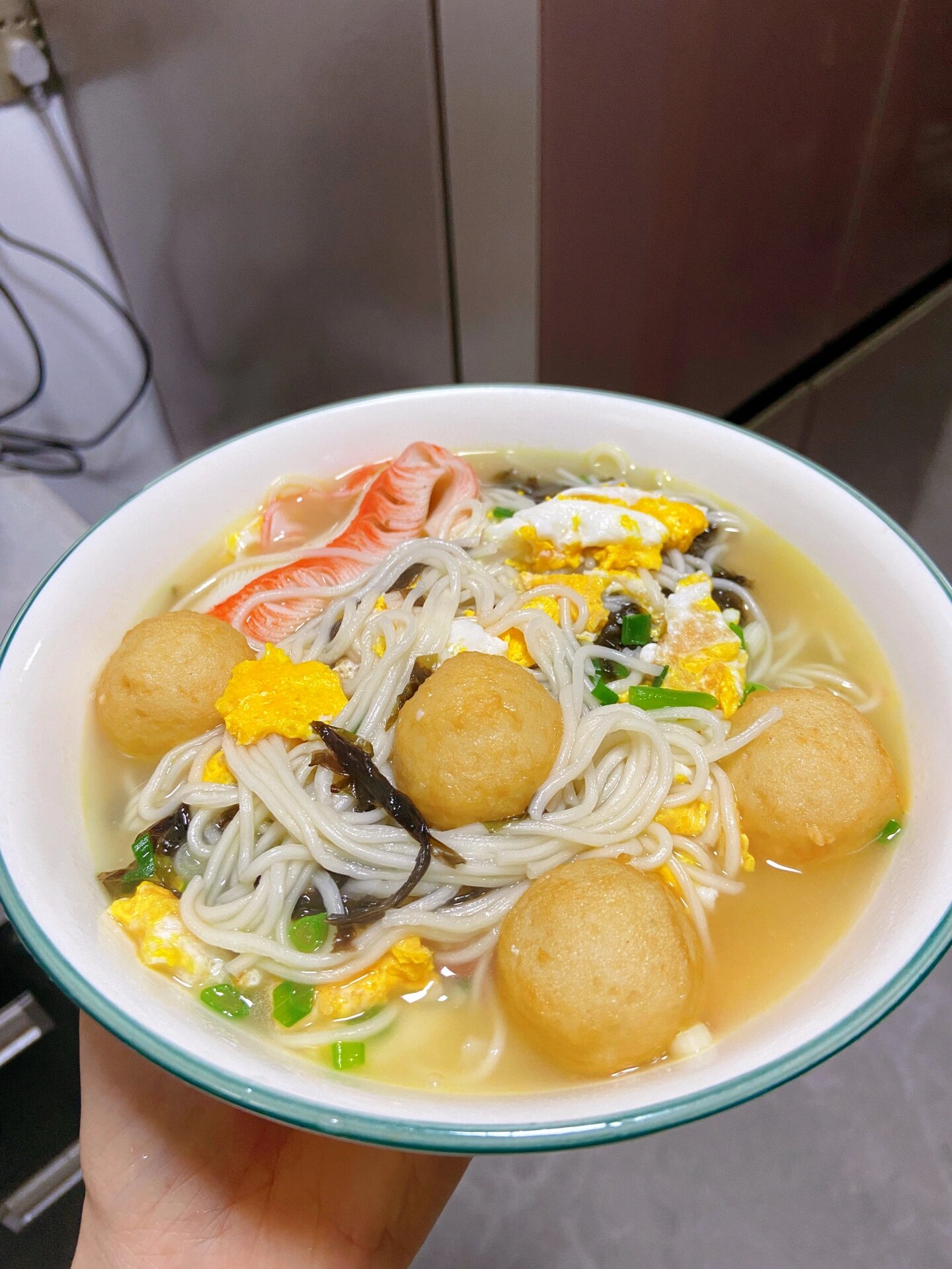5分钟快手早餐面 这碗汤面真的太鲜啦

又来吃面啦！！加了蟹柳和鱼丸，还有紫菜，