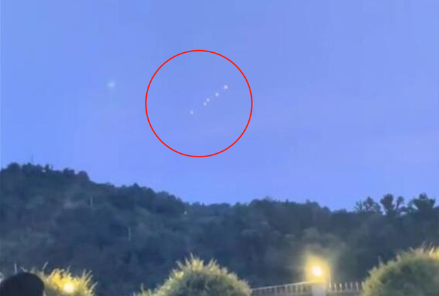【外星人？沈阳空中突现一群白色不明物体】

最近全国各地出现不明飞行物事件，真的