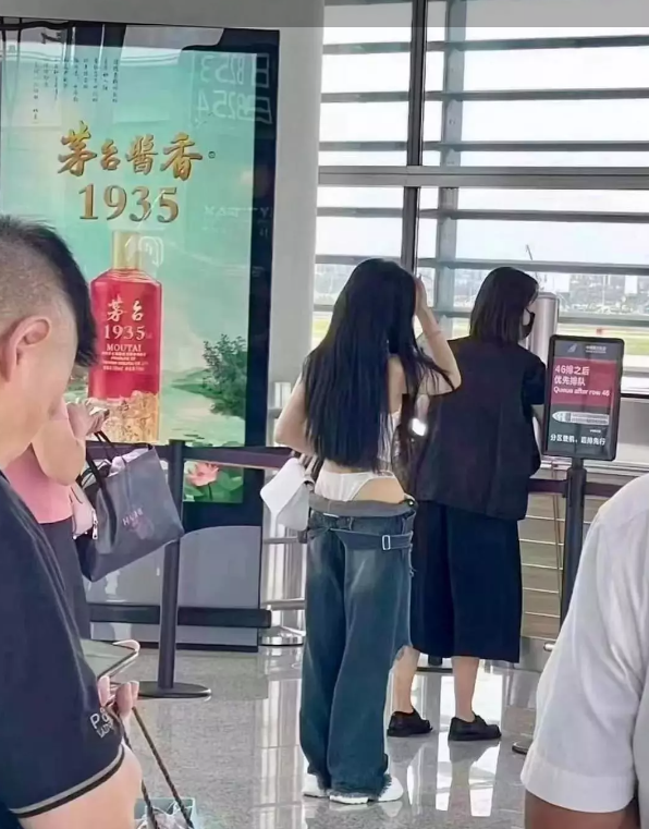 这样穿衣服的，老夫确实是头一次见，再怎么追求个性引领潮流讲究穿搭，这样子也不太好