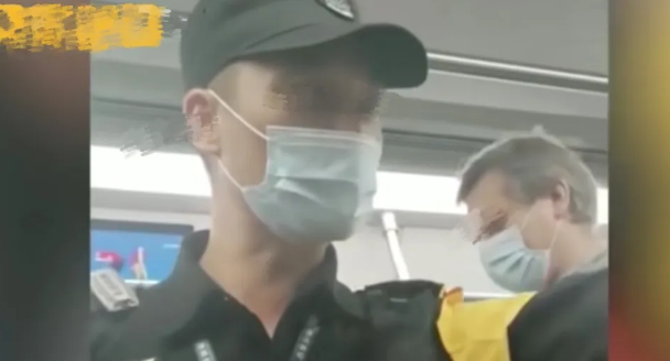 广东深圳，地铁保安强行要求一男子给外国人让座，被怼崇洋媚外后恼羞成怒，要求男子下