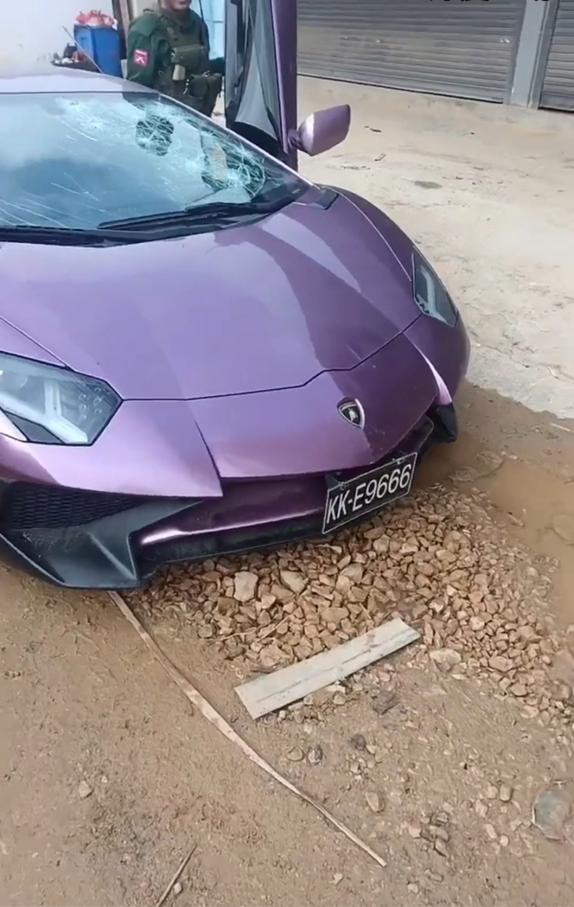 果敢同盟军在老街缴获一辆兰博基尼跑车，估计是白应苍的豪车。缅北电诈集团以为自己最