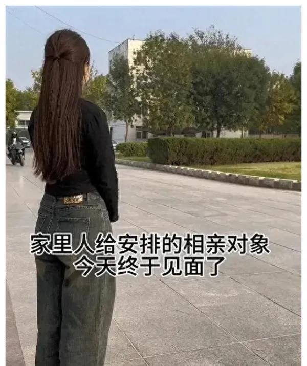 男生骑摩托车去相亲，直接被女方当场给嫌弃。
男生把摩托车停在饭店门口之后就进来了