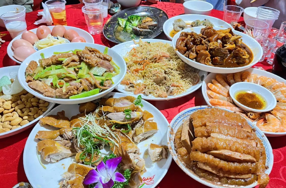 前两天我和朋友吃饭，朋友吐槽说:“最近我都赶了好几场酒席了，有两次酒席我都是过去