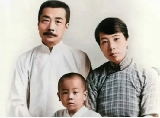 鲁迅离世前躺在床上强撑着一口气，弥留之际用残存的意识紧握着许广平的手，让她去过自