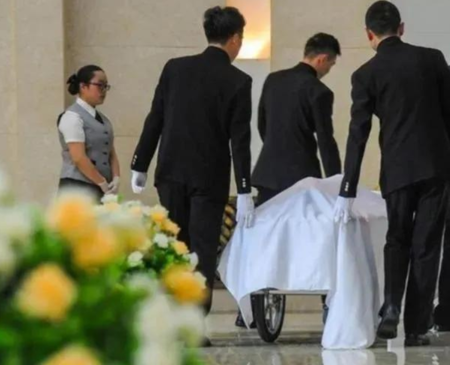 一位从事丧葬工作30年的老人告诉我，90%的人根本不知道，其实人在死后埋入地下，