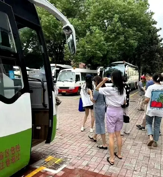 终于懂了为什么黄晓明会和Angelababy离婚。
有网友发出Angelabab