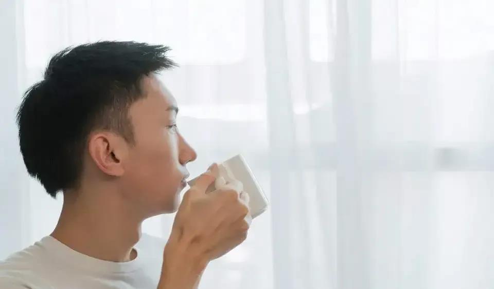 我发现了一个奇怪的现象，农村的光棍已经彻底泛滥成灾了。

我大伯家有2个儿子，大