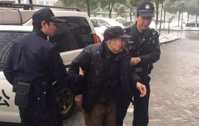 2010年，黑龙江某85岁大爷与女子交易时，被巡查的警方破门而入，老人因为身体不