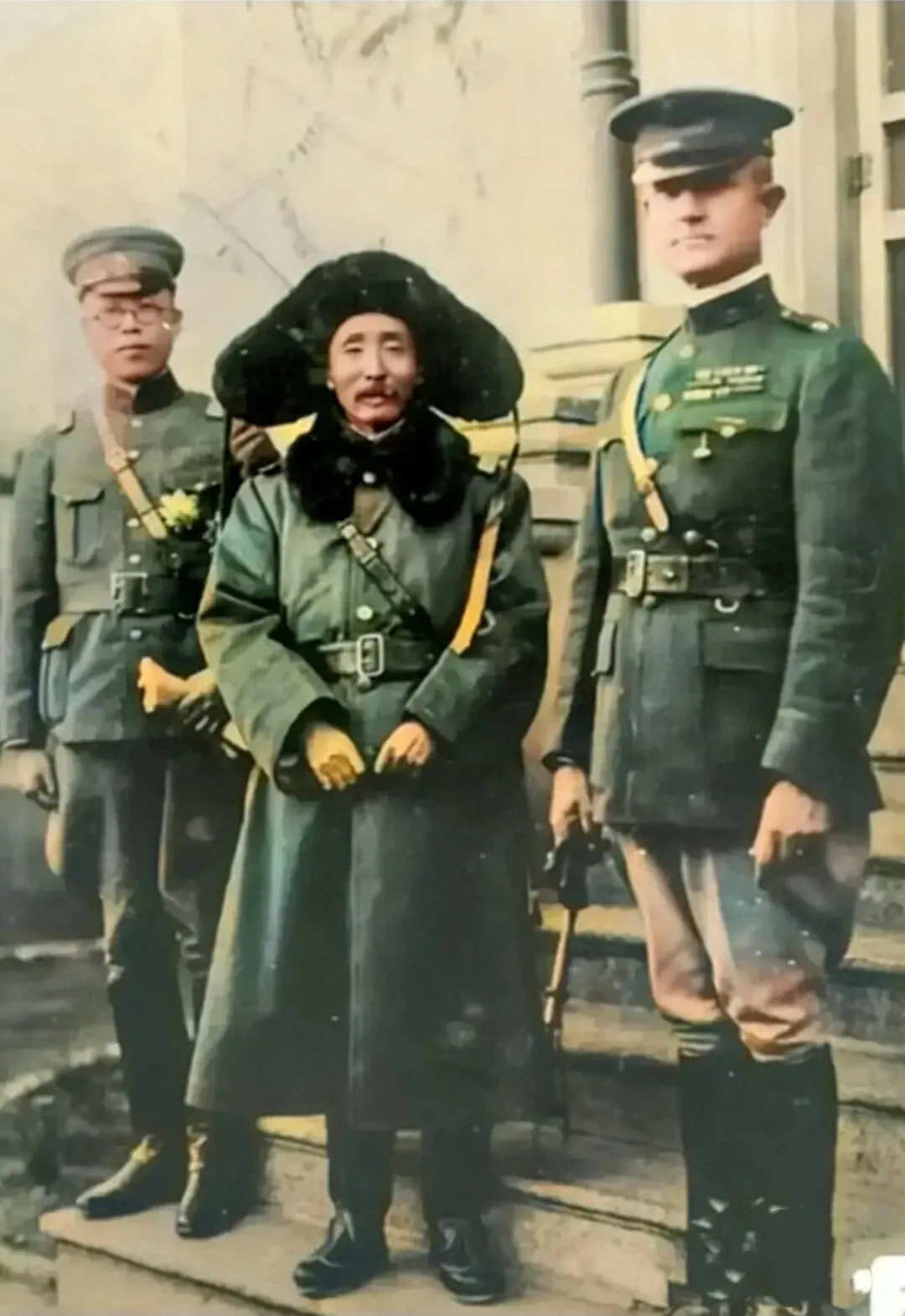 这是张作霖真实的长相，是个干煸瘦弱的矮小老头，实际上凶残无比。

在大家想象中，