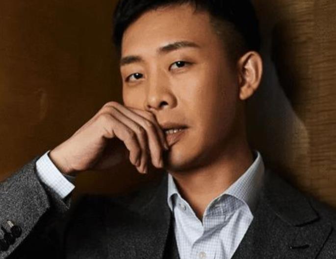 
吴京问张译：“我请你拍戏，片酬要多少？“张译伸了一个手指，吴京一脸吃惊：7 个