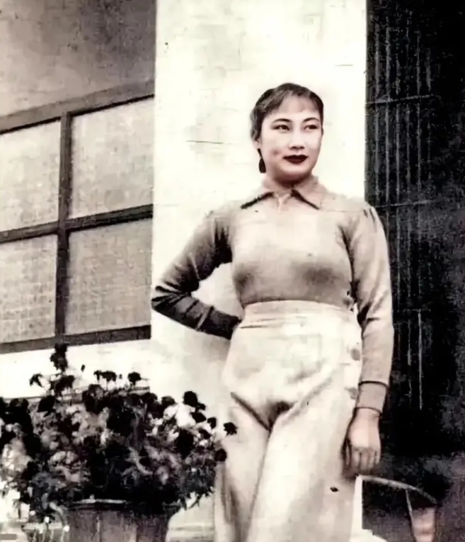 30年代，民国美女胡蝶，留下的一张老照片，照片中的她轻轻靠在墙边，面对着镜头，展