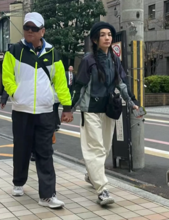 日本京都偶遇Ella陈嘉桦！
42岁的她梳着两条麻花辫戴着贝雷帽，没有化妆是素颜
