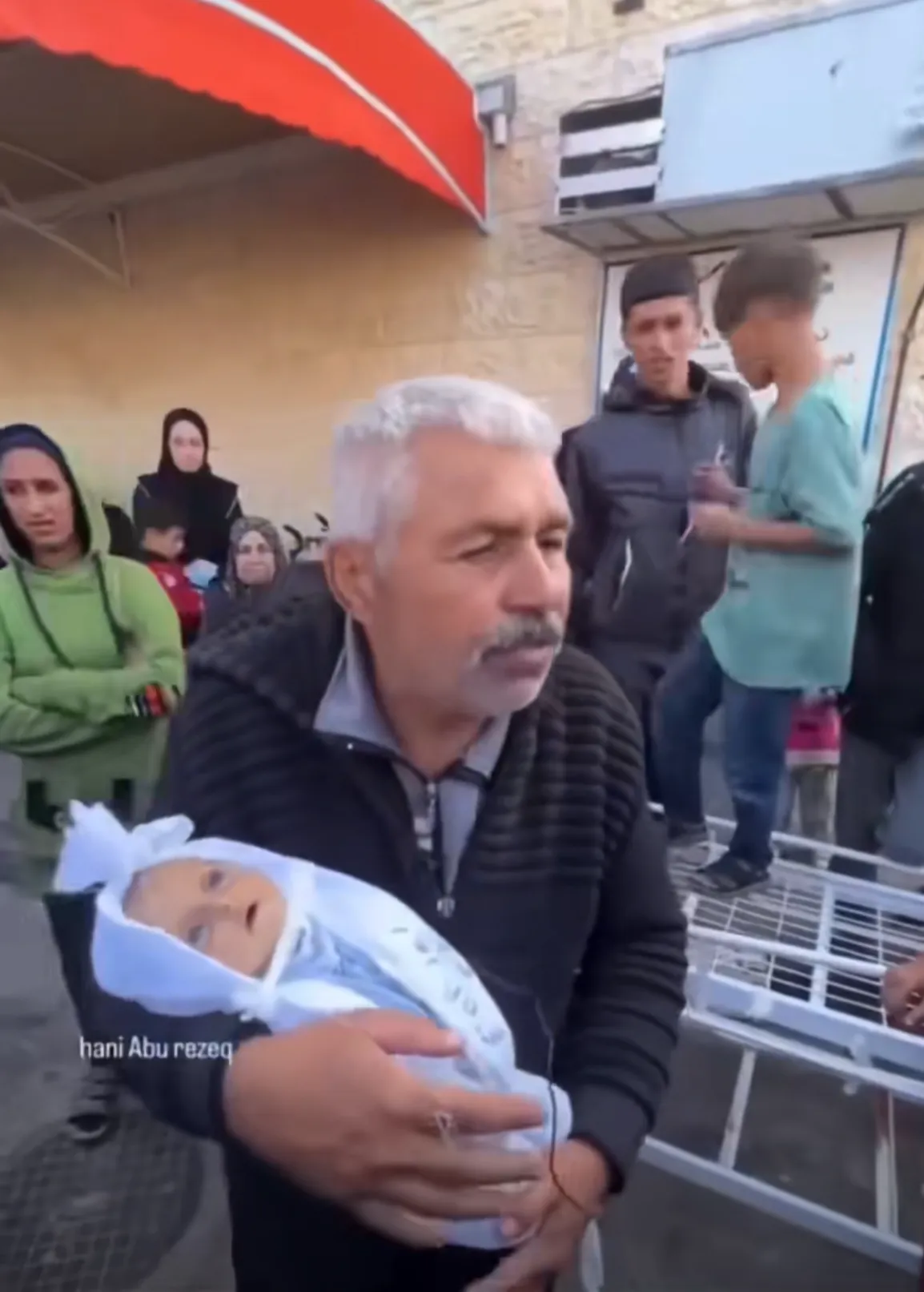 笑死我了😆加沙群众还搁那演呢！都没有小孩，只能抱个假洋娃娃[不看][不看]上次