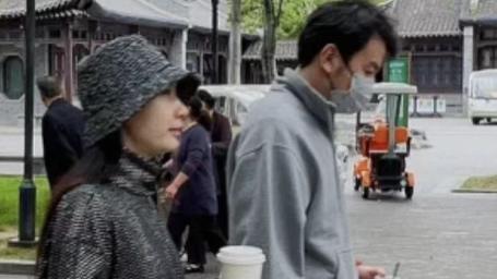 网友公园晨跑，偶遇雷佳音夫妇，两人低调零交流！