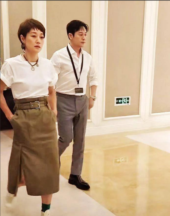 两位明星，马伊琍和张颂文，虽然都是1976年出生，但他们的收入差距却相当大。马伊