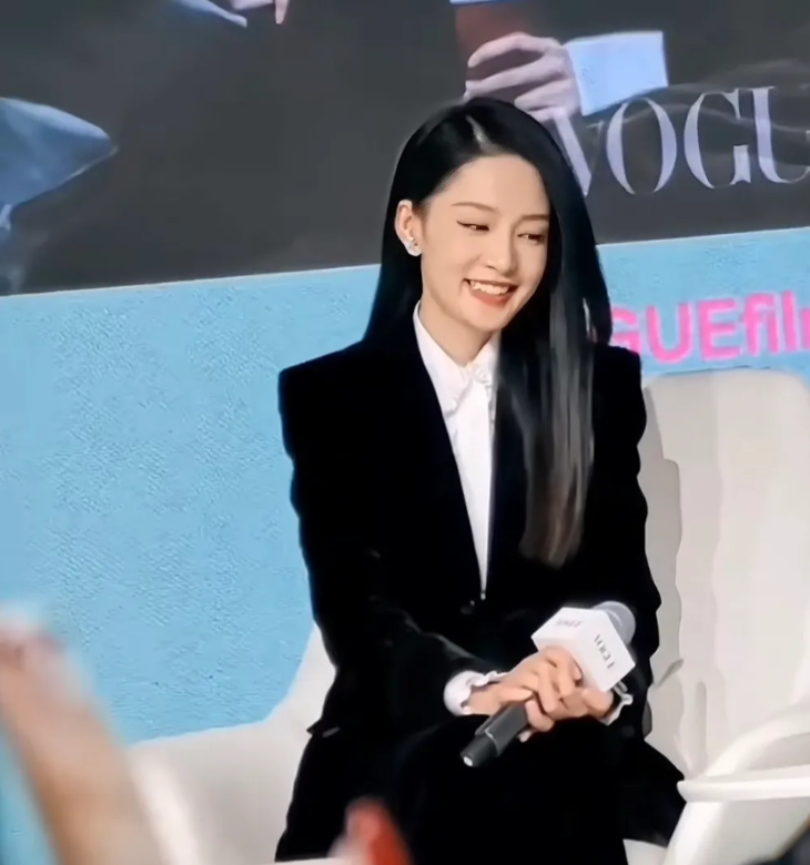 VOGUE论坛上见到李沁，她本人太美了，黑长直特别清纯柔美！
她不仅长得漂亮，口