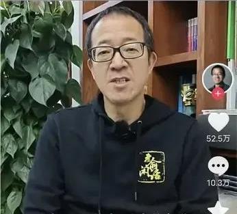 
一个像他父亲般年龄的人在道歉，这个人是对他有知遇之恩的人！

一个像他兄长般年