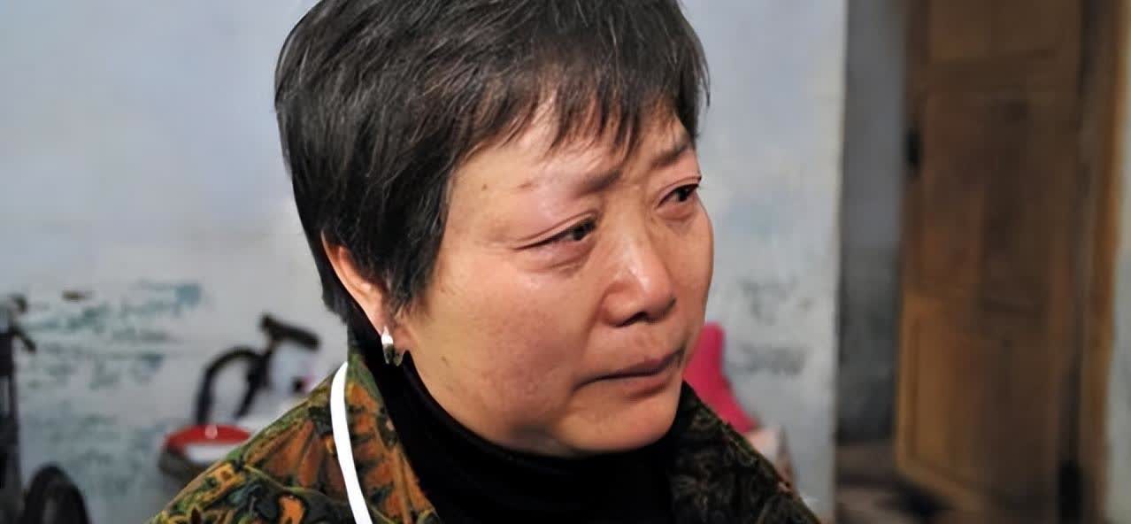 50岁保姆哭诉：与雇主同吃同住，每月工资10000，我却有苦说不出
李阿姨是一名