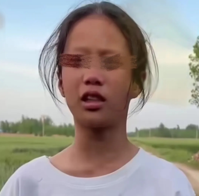 
在一个繁忙的路口，一个小女孩紧紧拉着一个虚弱的小男孩穿过马路。突然，一辆车急速