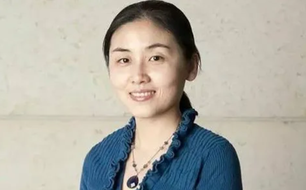 颜宁确定的成就是公认的。不应当因为她的海归背景而忽视她的学术贡献，也不应当为她的