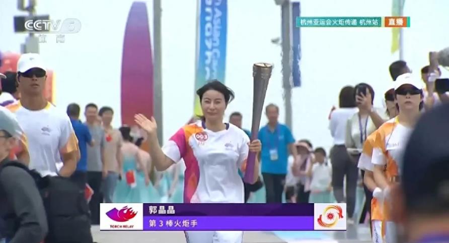 郭晶晶年轻时是国家跳水队的运动员，她为国争光，争夺了多块奥运金牌。在跳水界的成绩