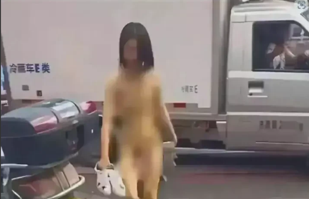 女人裸走在街头，她的爱情受伤痕，报复男人恨在心，恨他多情又寡意，无法自拔走极端，