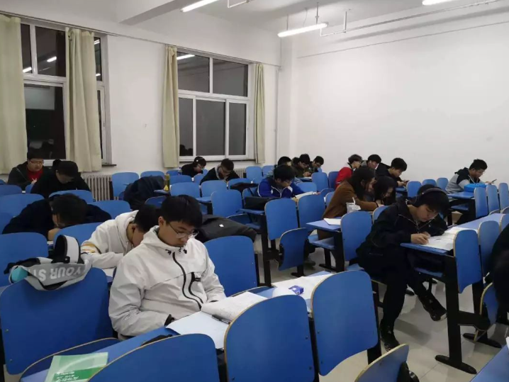 学校应该六点半放学。孩子回家，自主学习。至于学生回家学不学习，看电视还是打游戏跟