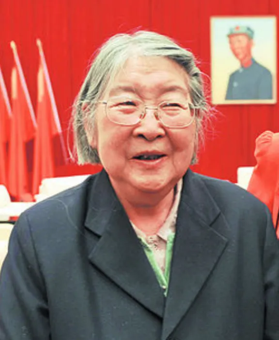 李敏：父亲一次竟然为了一顿伙食召开了一次全家人的会议。

原因是印尼总统苏加诺送