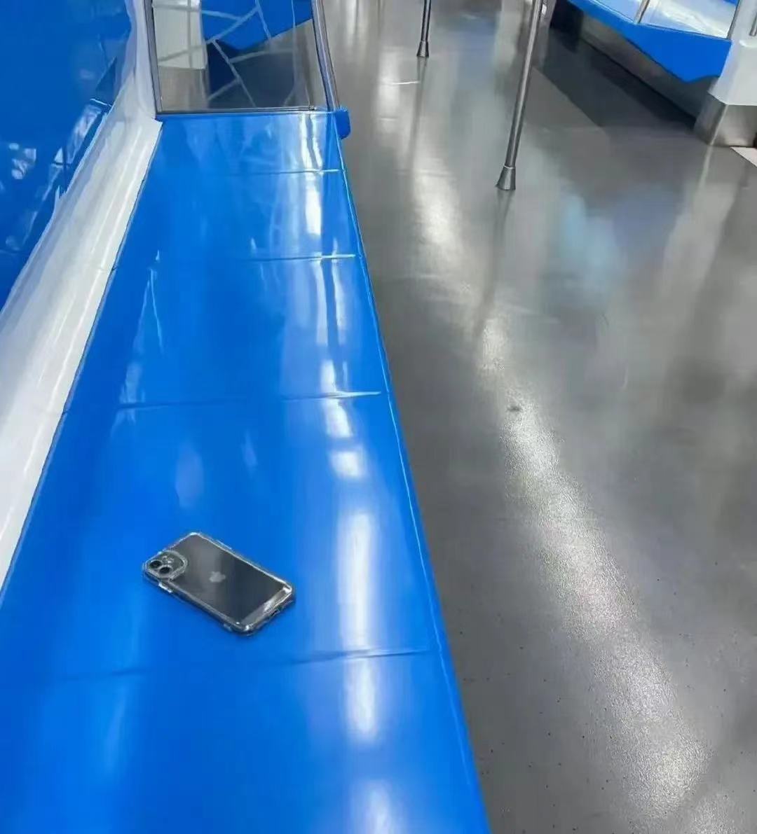 昨天在地铁上捡到一部iPhone，原地等了整整一个小时，可惜失主一直没有现身。直