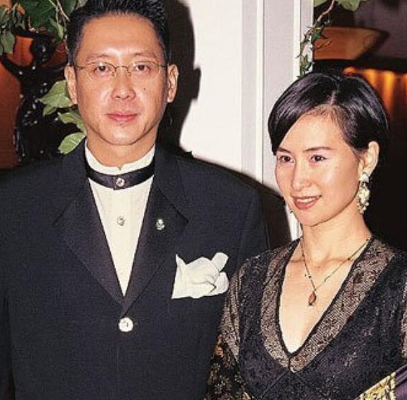1993年，奄奄一息的陈百强，没有任何知觉，静静躺在病床上，这是他留给人世间最后