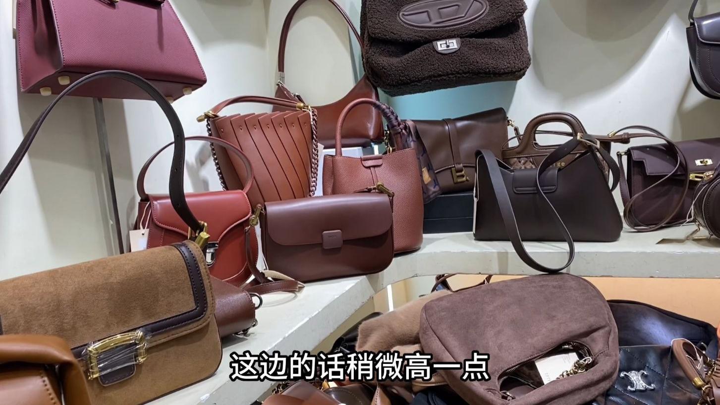看下广州包包工厂店秋冬新款，容量大质感可以，日常百搭实用