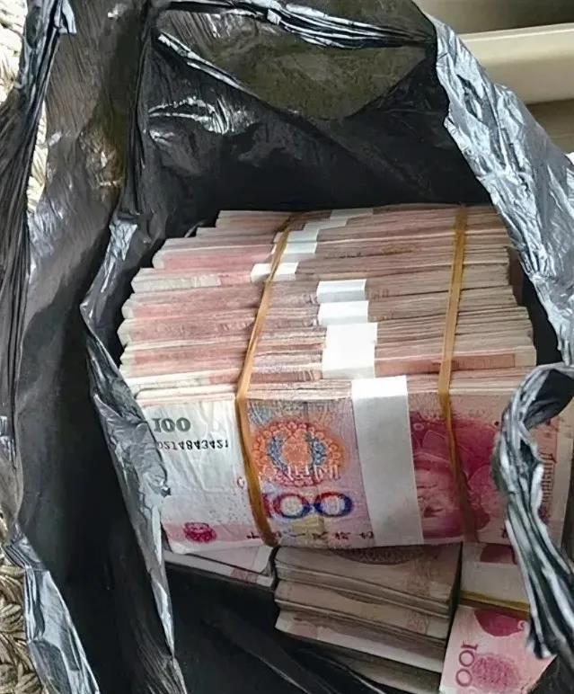 广东广州的一名男子在与情人分手时，留下了一袋现金。然而，情人却趁男子不在时拿走钱