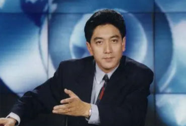 2007年，水均益的妻子意外瘫痪，水均益决定离婚，女儿苦苦哀求道：“爸爸，为了我