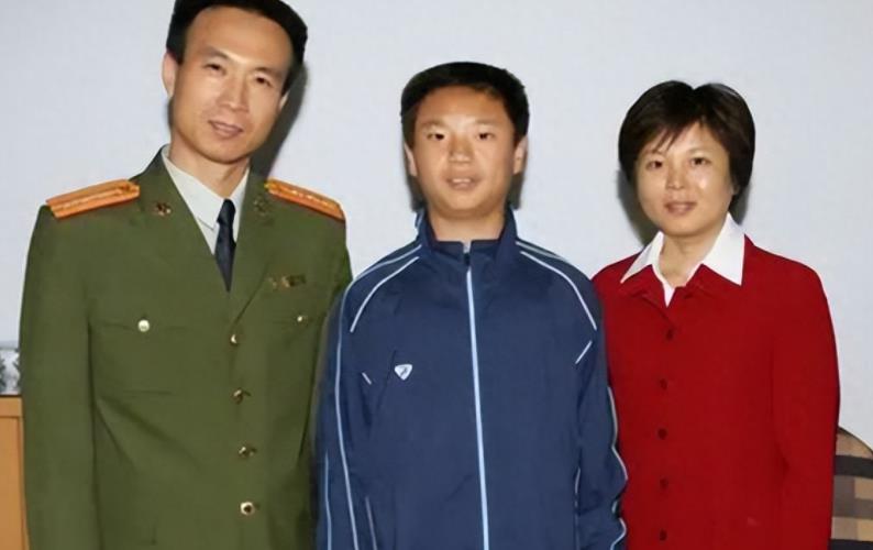 第一个登上太空的聂海胜曾惨遭妻子提离婚, 如今事业爱情双丰收