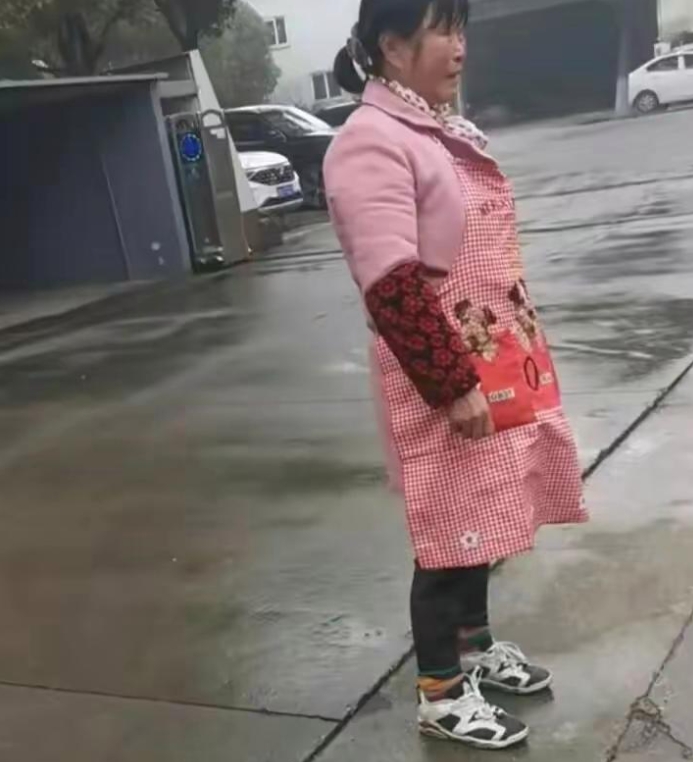 #男子开工厂破产解散，清洁工阿姨站在厂门口，泪流满面，不愿离开#男子开工厂破产了