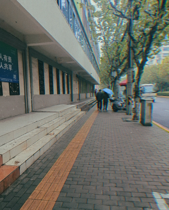 下了地铁，往单位走的路上，无意听到背后一对老人聊天。刚开始以为夫妻，但聊天内容让