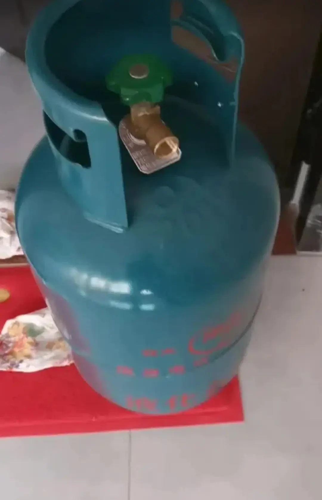 孩子将五角硬币塞进了这里，无法取出。应该怎么处理呢？