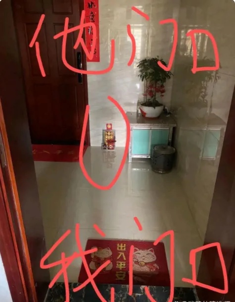 大家帮我看看，对门的邻居这是在门口放了个啥呀，这是要干嘛啊？

本来邻居占用一点