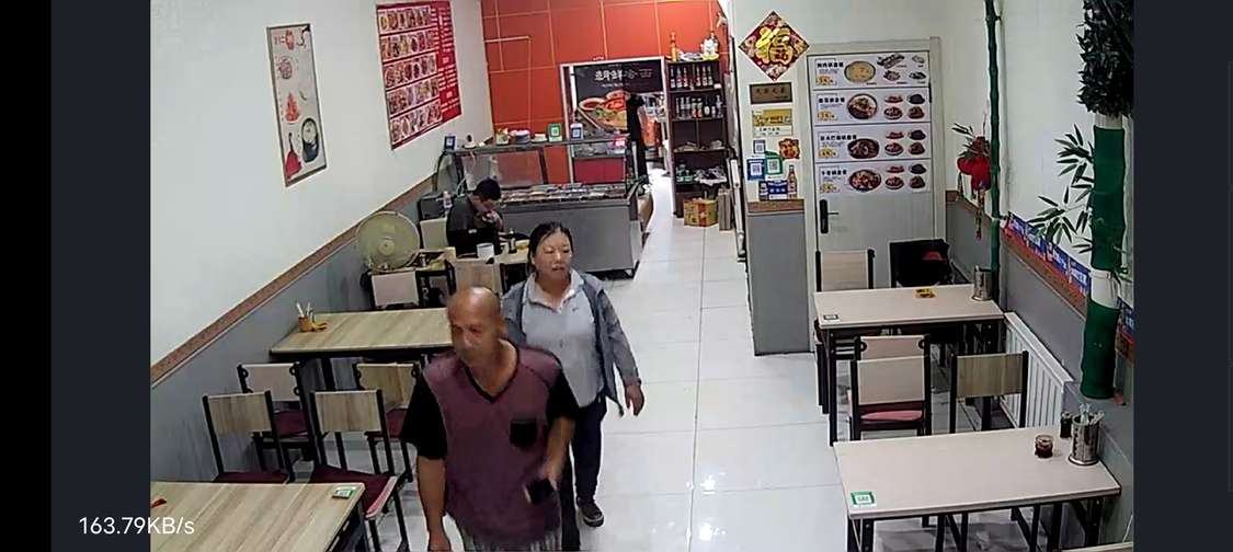 两人进屋看了半天，然后说你家东西不一定好吃 男顾客说那就来两碗面吧，女的说他家不