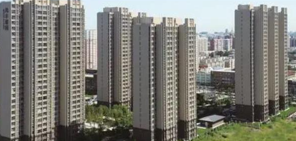 2000年，房价500元/平米，摆个摊就卖房。

2004年，房价2000元/平