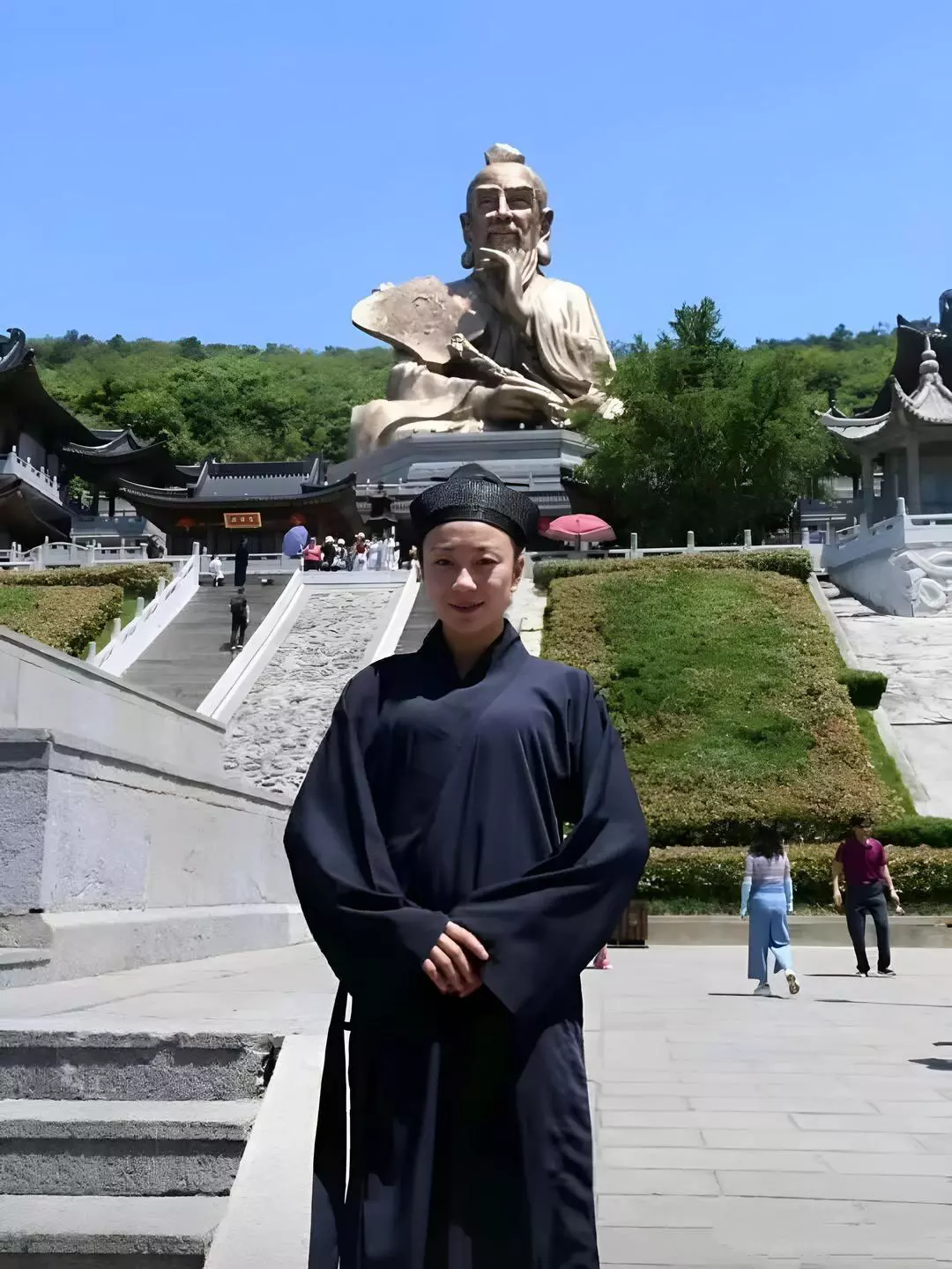 这位道姑请留步，敢问法号怎么称呼？