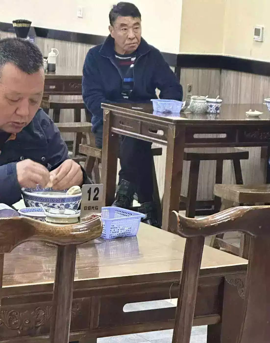 这个人你认识吗？不是前面那个正在剥蒜的人，而是后面那个黑着脸，腿翘起来在等餐的人