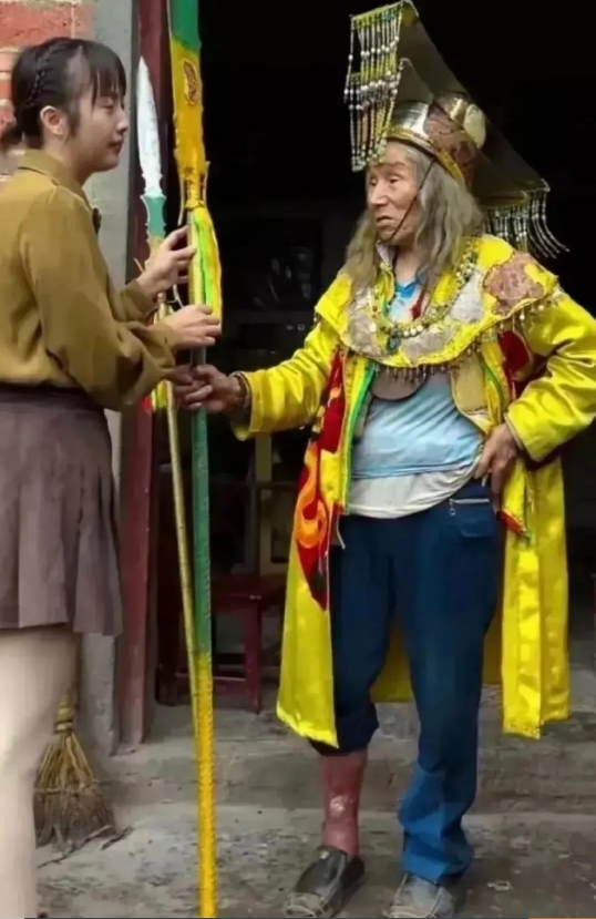 有位老人，发现自己是秦始皇嫡传。于是，省吃俭用置了龙袍，每天早上准时起床，召集全